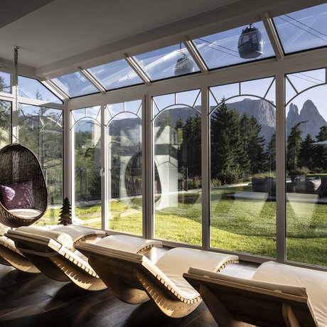 Hotel Schmung: our picture gallery Relax room with loungers overlooking mountains and cable cars