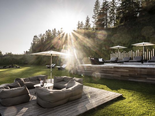 Hotel Schmung: una vacanza a contatto con la natura Tramonto su lounge moderna con pouf e piscina nel giardino