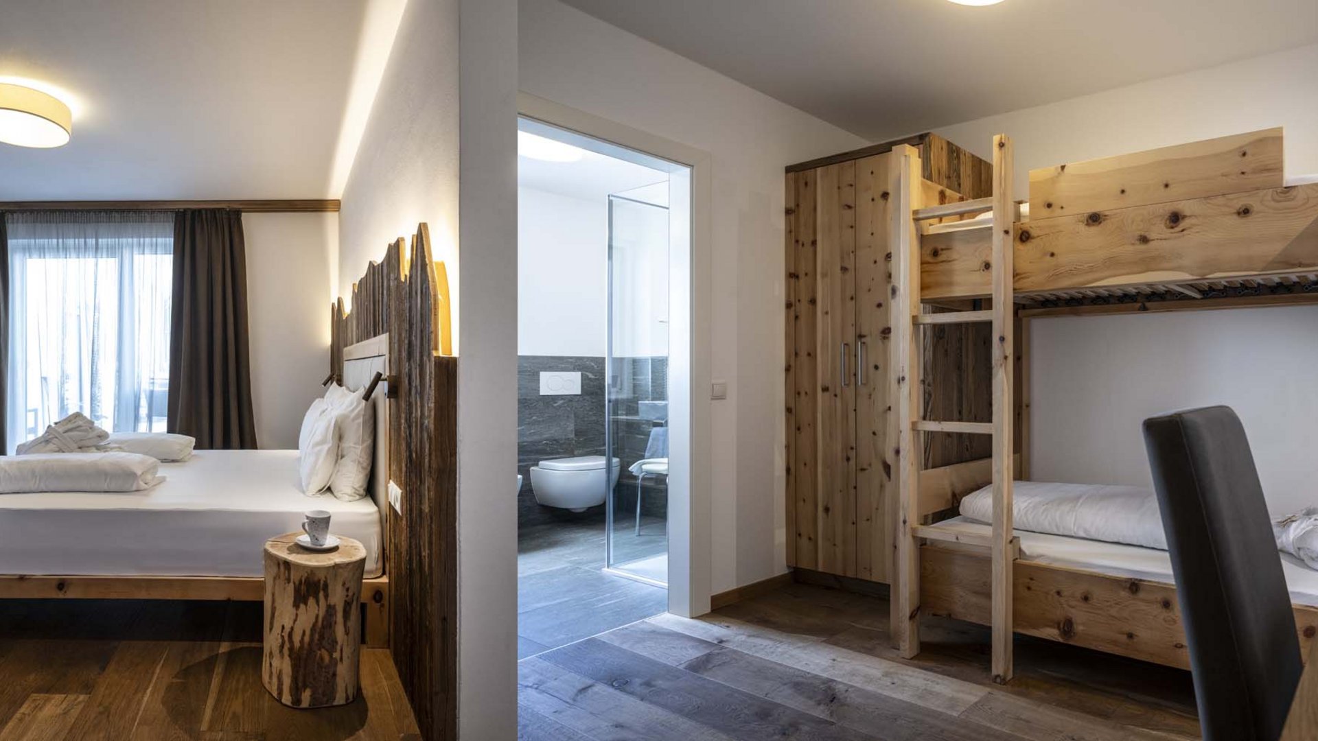 Tutte le info per la vostra vacanza all’Alpe di Siusi Camera d'hotel con letto matrimoniale, letto a castello in legno e arredi moderni