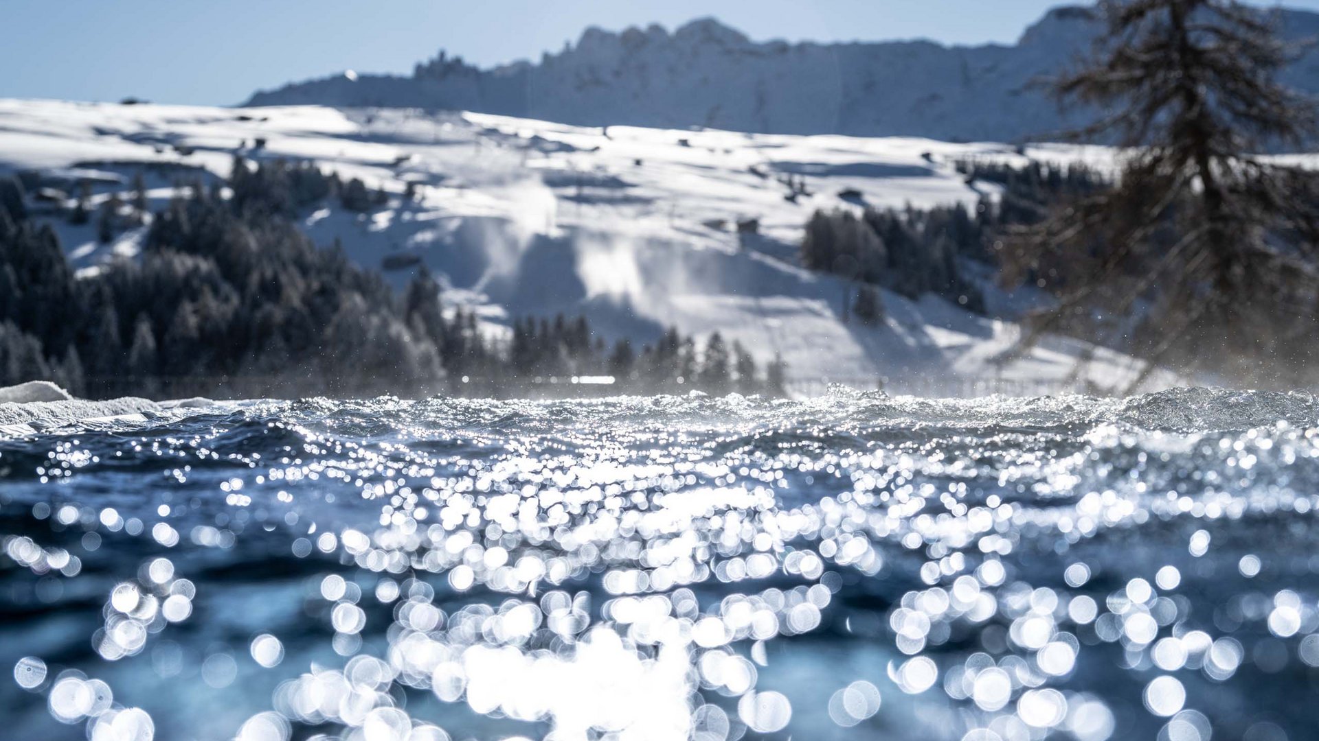 Il nostro hotel con jacuzzi in Alto Adige Acqua scintillante davanti a montagne innevate al sole
