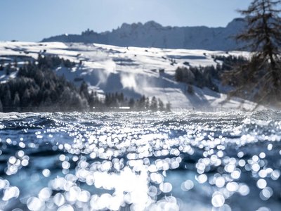 Il nostro hotel con jacuzzi in Alto Adige Acqua scintillante davanti a montagne innevate al sole