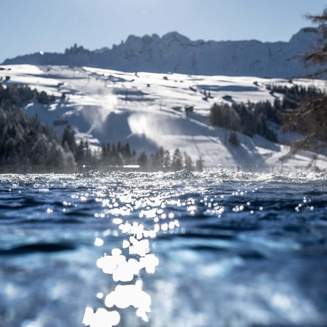 Hotel Schmung: unsere Bildergalerie Blick auf Bergskigebiet mit Schnee und Wasser im Vordergrund
