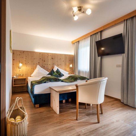 Hotel Schmung: our picture gallery Modern hotel room with double bed, TV, and balcony