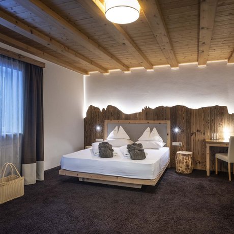 Hotel Schmung: our picture gallery Cozy hotel room with wooden furniture and double bed