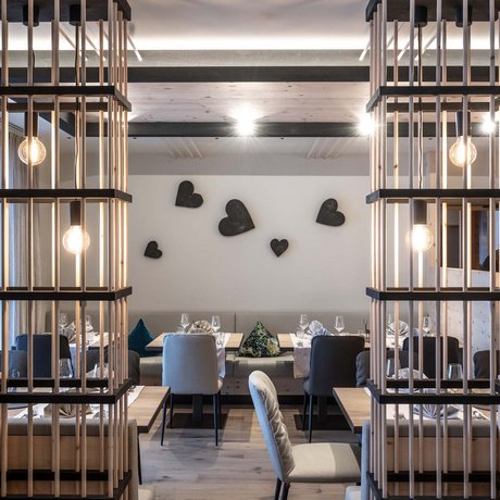 Hotel Schmung: our picture gallery Modern restaurant interior with wooden partitions and heart-shaped wall decorations