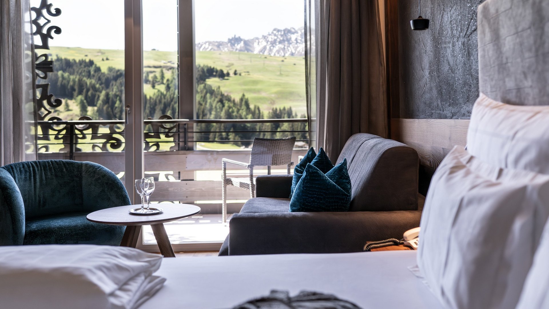 Ihre Unterkunft auf der Seiser Alm Gemütliches Hotelzimmer mit Bergblick vom Balkon und modernem Interieur